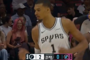 First blood！卡斯尔借掩护突破抛传 助飞文班轻松空接暴扣！ - 资讯配图