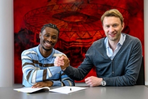 药厂总监谈与泰拉续约:他是场上关键贡献者,更衣室极其重要一员 - 资讯配图