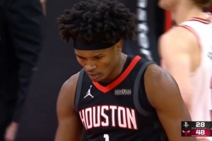 搞什么呢？小史密斯空位三分球不中&阿门快攻踩线失误 - 资讯配图