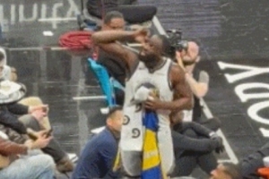 眯眼看冠军旗帜嘲讽老鹰球迷!追梦:他们闭嘴了 很难再冲我叫了 - 资讯配图