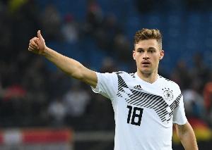 基米希：卡尔在球场上自信且从容 穆西亚拉拥有足坛罕见的特质 - 资讯配图