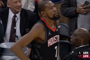 杜兰特关键时刻进攻犯规失误 乌度卡喷裁判被直接驱逐！比赛终结 - 资讯配图