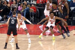 打急了！阿门跑位时击中塞克斯顿面部 被吹一级恶意犯规 - 资讯配图