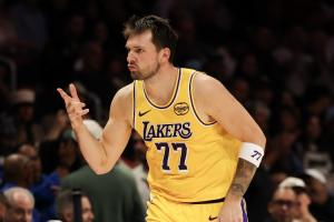 有些累了！东契奇空砍32分7板6助连续10场比赛30+ 三分绝平太难了 - 资讯配图