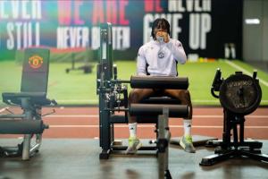 曼联官方：多尔古在基地进行了力量和体能训练，力争在本赛季回归 - 资讯配图