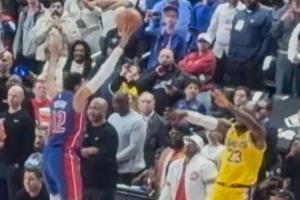 关键一手！詹姆斯最后发球被哈里斯碰到了 打乱了湖人的最后一攻 - 资讯配图