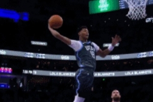 尽显少年天赋！贝利突入内线起飞 拉满弓完成大力劈扣 - 资讯配图