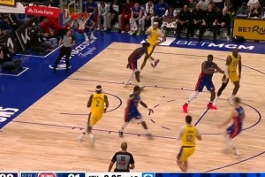 太帅了！詹姆斯不看人跳起击地炸传范德比尔特暴扣 - 资讯配图