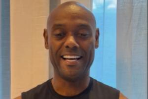 还认得出吗!41岁前鲁能外援勒夫宣布将退役,昔日脏辫如今成光头 - 资讯配图