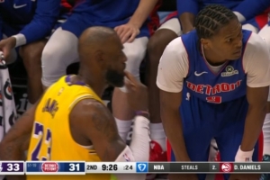 被抓了！詹姆斯掩护时撞倒防守 被吹掩护犯规 - 资讯配图