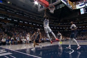 行云流水！梅尔顿送吊传 小佩顿反跑接球顺势起飞打中还要加罚 - 资讯配图