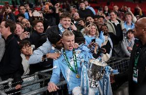 魔人无语了!哈兰德拿着奖杯与球迷合影,遭一男球迷强吻 - 资讯配图