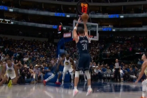 熟悉的感觉但他去对面了！克莱外线连中两记三分球 科尔迅速喊停 - 资讯配图