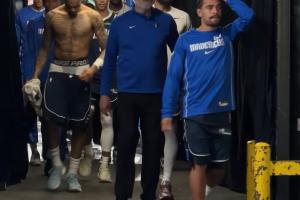 无缘季后赛+目睹穆迪重伤！侠队众将面无表情 低头沉默 扶额退场 - 资讯配图