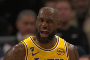 人到球到！詹姆斯快速直塞 东契奇反跑篮下接球轻松上空篮！ - 资讯配图