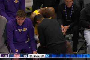 詹姆斯接球戳到小拇指有些受伤 随后下场接受治疗 痛得直咧嘴 - 资讯配图