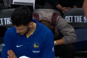 穆迪左膝重伤 库里痛苦抱头 随后低头似乎情绪崩溃了 - 资讯配图