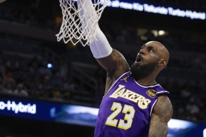 詹姆斯：最后一场客战要保持专注 知道大家想回家但还有工作要做 - 资讯配图