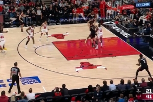 丢了魂？杜兰特首节连续出现失误 篮板球黄油手&传球找不到队友 - 资讯配图