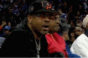 费城名宿！艾弗森在76人主场观战球队对阵雷霆比赛！ - 资讯配图