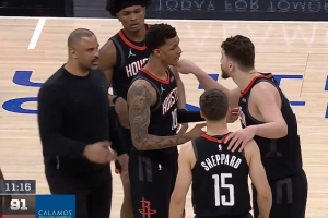 努力追！谢泼德强攻得手追到4分 随后申京集中起来喊话队友 - 资讯配图