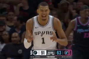 笑嘻了~瓦塞尔借掩护抛传助飞文班空接暴扣 马刺领先到28分！ - 资讯配图