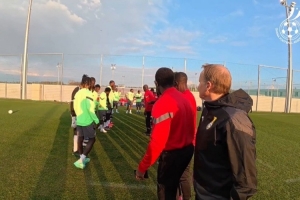 塞梅尼奥来到加纳国家队报到，队友们拍打仪式祝贺他夺冠 - 资讯配图