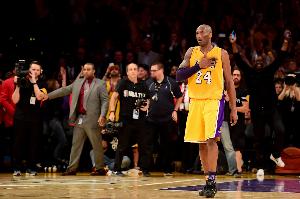 路威:科比巡演赛季本想大干一场 但打了10场后他意识到该结束了 - 资讯配图