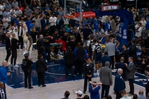 愿早日康复！穆迪重伤离场 独行侠勇士比赛被迫长时间中断 - 资讯配图