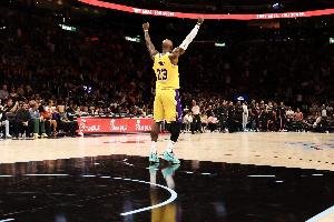 老詹为何还在打？皮尔斯：纯粹因为热爱 不然不会花这么多钱保养 - 资讯配图