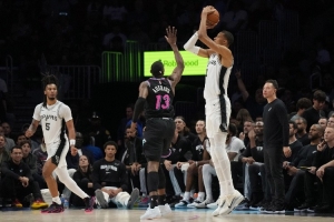 杨毅：224cm的文班亚马在三分线外这么准 这还让对手怎么防？ - 资讯配图