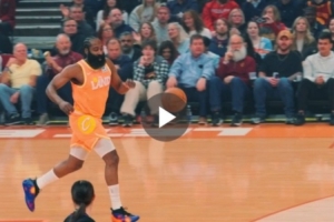 球迷此前：哈登本季还能扣吗？哈登晒今日赛季首扣：这球算不算？ - 资讯配图