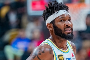 媒体人：杰曼因不擅长和内线挡拆 导致缺少球权 明显打得很不自在 - 资讯配图