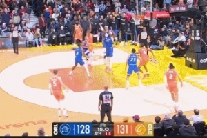 一锤定音！多诺万·米切尔高难度抛投得手 率队获得5分优势 - 资讯配图