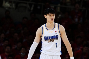 媒体人：雷蒙因伤休息一周 曾凡博还是膝盖的问题&近期不会打 - 资讯配图