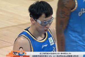 周琦上罚球线~字幕：近3场34罚12中 上一场8罚0中 媒体人绷不住了 - 资讯配图