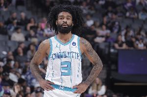 正负值+22！科比·怀特半场9中6砍下17分 三分6中4 - 资讯配图