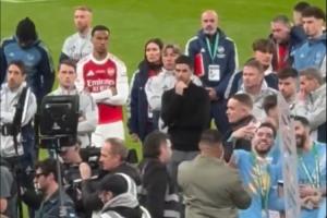 谢尔基领完奖牌后，在失落的阿森纳球员前面自拍 - 资讯配图