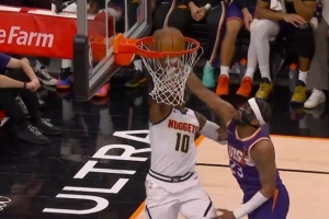 生猛！小哈达威外线开火三分命中 随后反击隔扣打2+1 - 资讯配图