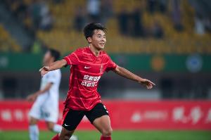 刚获中国金童奖！17岁帅惟浩无缘蓉城一线队和B队名单 或无球可踢 - 资讯配图