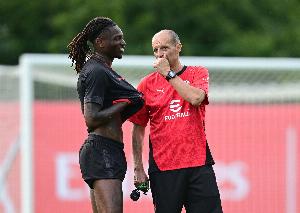 米体：阿莱格里曾要求莱奥更多帮助球队，莱奥身心俱疲说他做不到 - 资讯配图