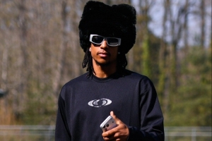 全身约2530欧!24岁奥利塞另类穿搭米奇皮草帽+银墨镜…引领潮流 - 资讯配图