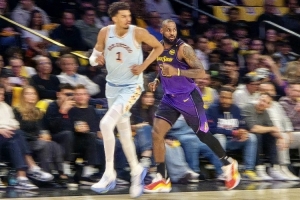 若季后赛马刺VS湖人谁赢？王仕鹏：马刺4-3胜 打球人多且冲击力强 - 资讯配图