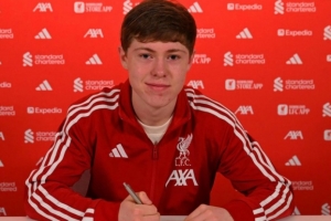 利物浦官方：18岁中场乔·厄普顿签下首份职业合同 - 资讯配图