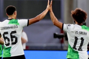 阿诺德社媒晒合照致敬萨拉赫：真是一段非凡的旅程，兄弟 - 资讯配图