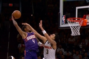 可惜！杰伦·格林腾空暴起 战斧隔扣斯特劳瑟被犯规破坏 - 资讯配图