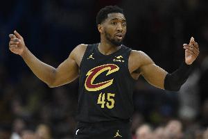 米切尔:赛季初我们在尝试不同防守 相信最后阶段能提升 - 资讯配图