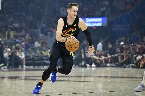 米切尔：梅里尔突破像字母哥 这绝对让我们更加难以防守了 - 资讯配图