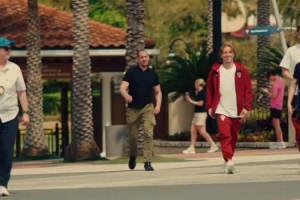 老队友!卡塞米罗在美国与莫德里奇见面,赠送魔笛巴西球衣 - 资讯配图