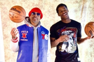 大佬回来了！艾弗森与训练中的76人球员寒暄 与埃奇库姆拍宣传照 - 资讯配图